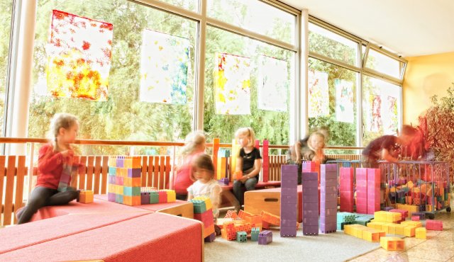 Grossansicht in neuem Fenster: Kinder beim Spielen in der Aula